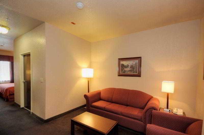 Baymont By Wyndham Clute Lake Jackson Habitación foto